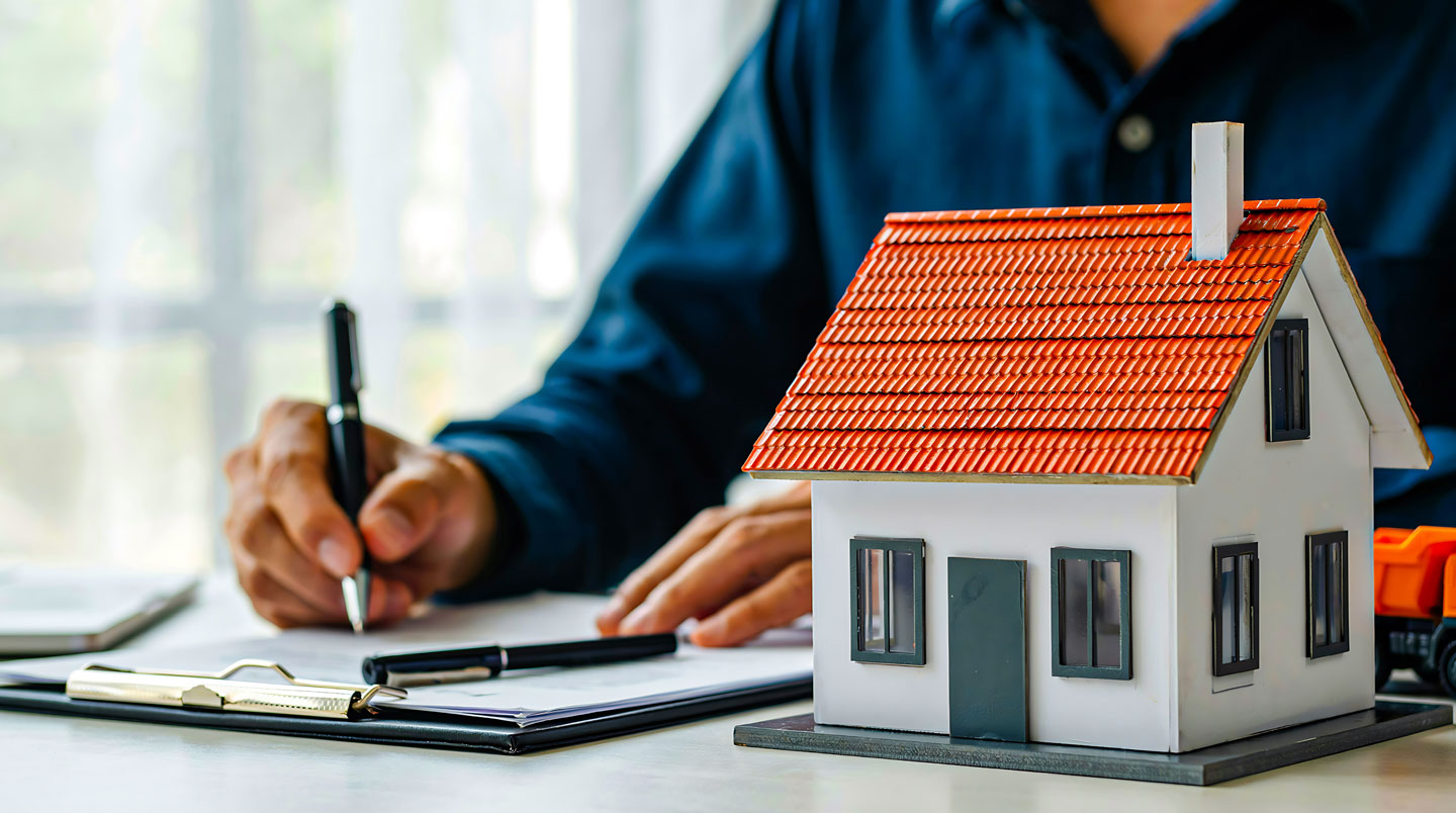 Vue de dessus de documents bancaires officiels sur un bureau moderne : contrat de prêt In Fine et attestation de nantissement d'assurance-vie, avec stylo métallique, lumière naturelle latérale