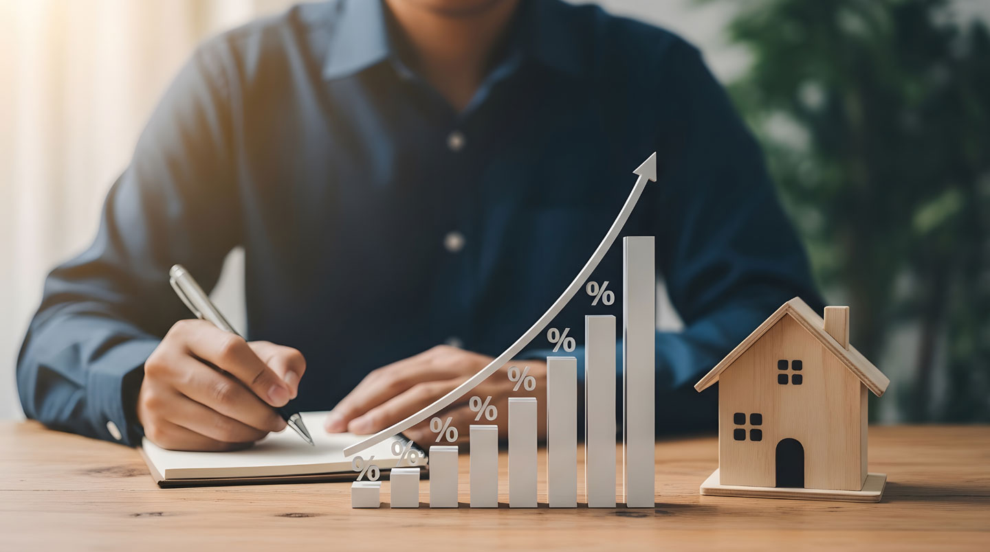 Investisseur consultant des graphiques de performance de son placement adossé au prêt In Fine sur une tablette, dans un bureau à domicile moderne et lumineux
